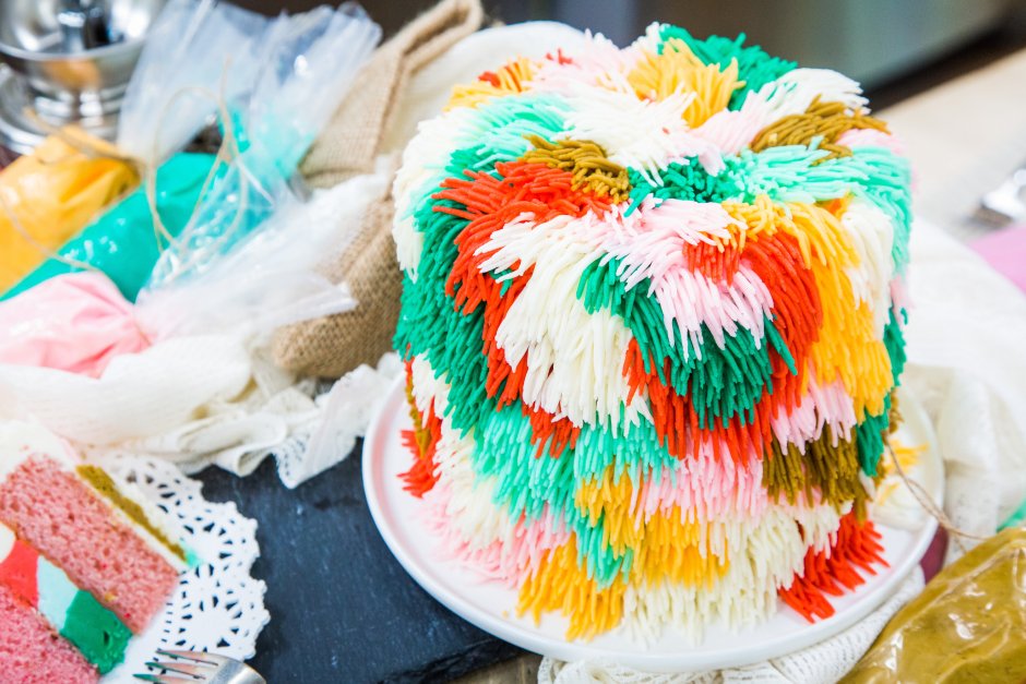 Торт пушистый разноцветный декор