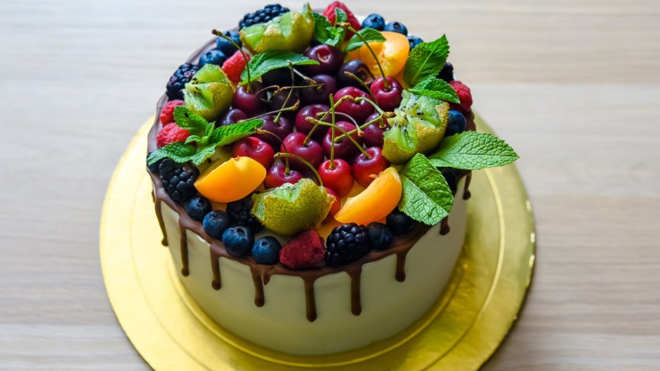 Украшение торта фруктами и сладостями