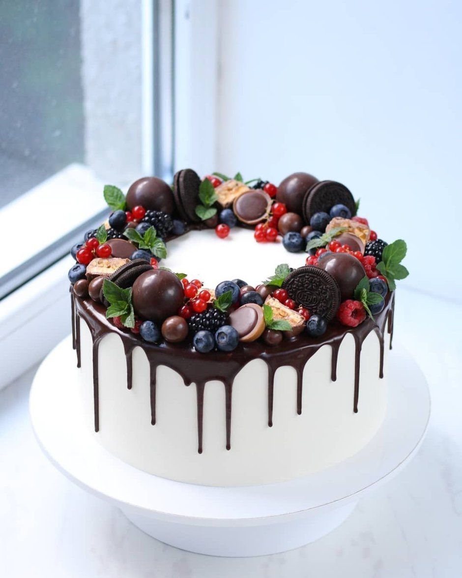 Украшение шоколадных тортов фруктами