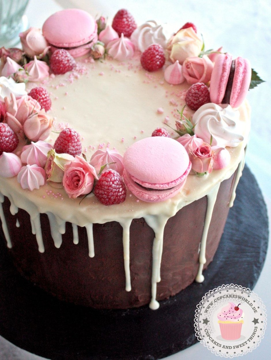 Торт украшенный сладостями розовый