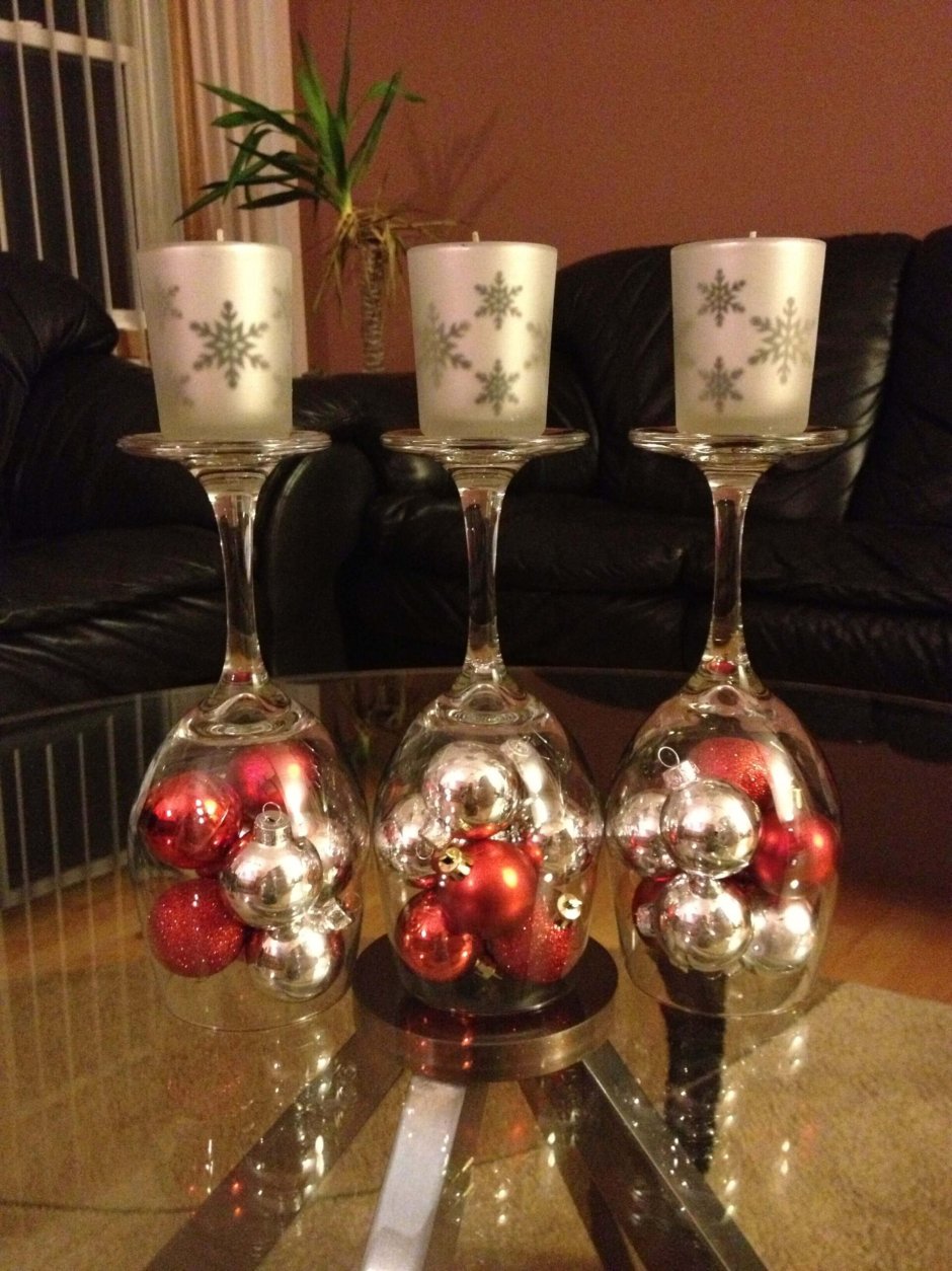 Новогодний декор с шишками в стакане