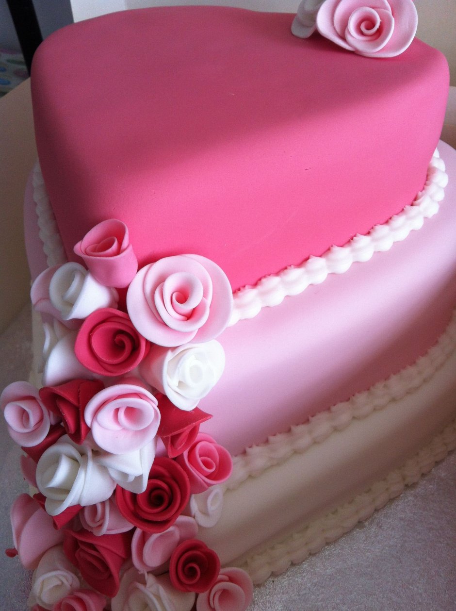 Розовый торт с сердечками