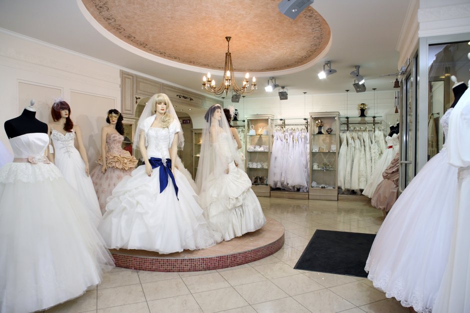 Свадебный салон жених и невеста