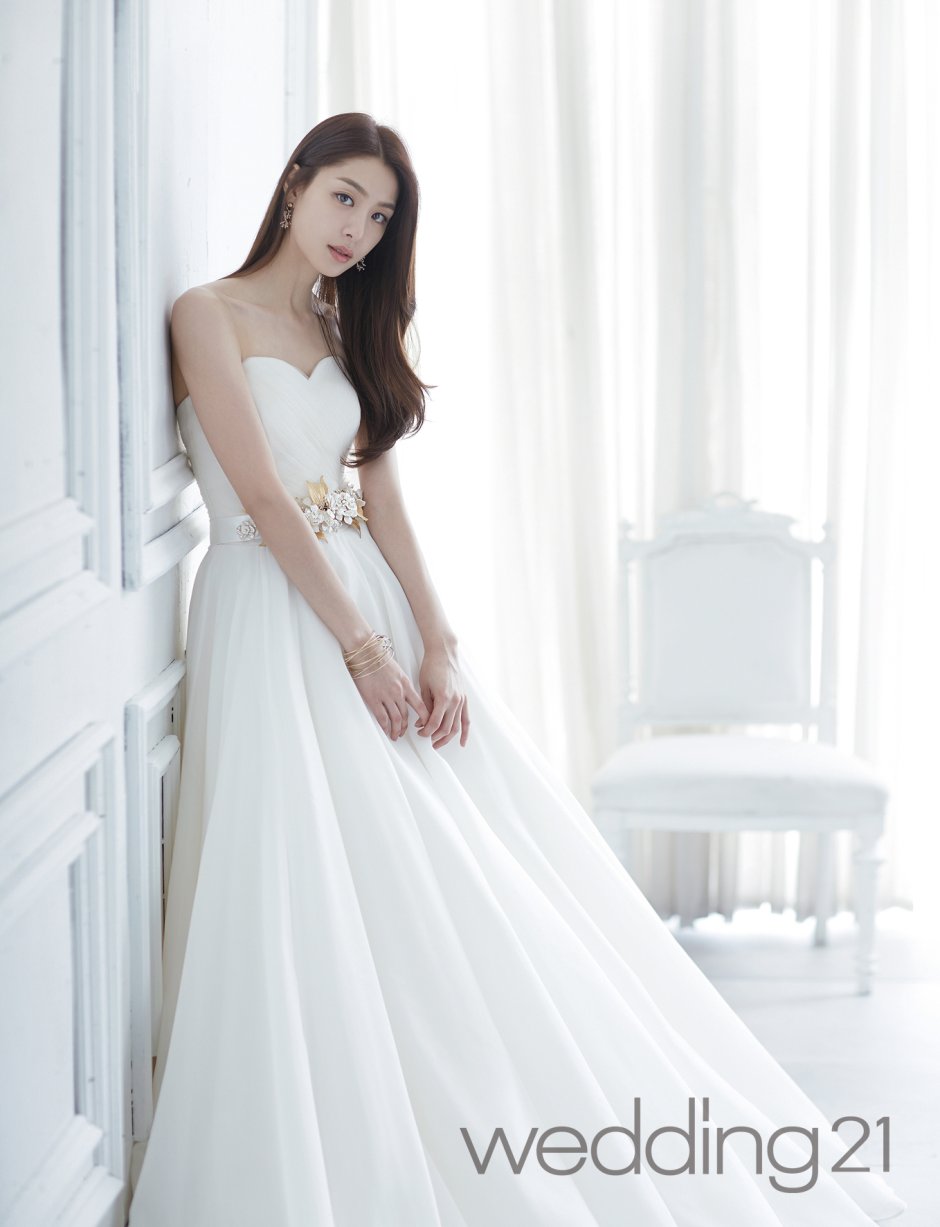 Корейские девушки в свадебных платьях