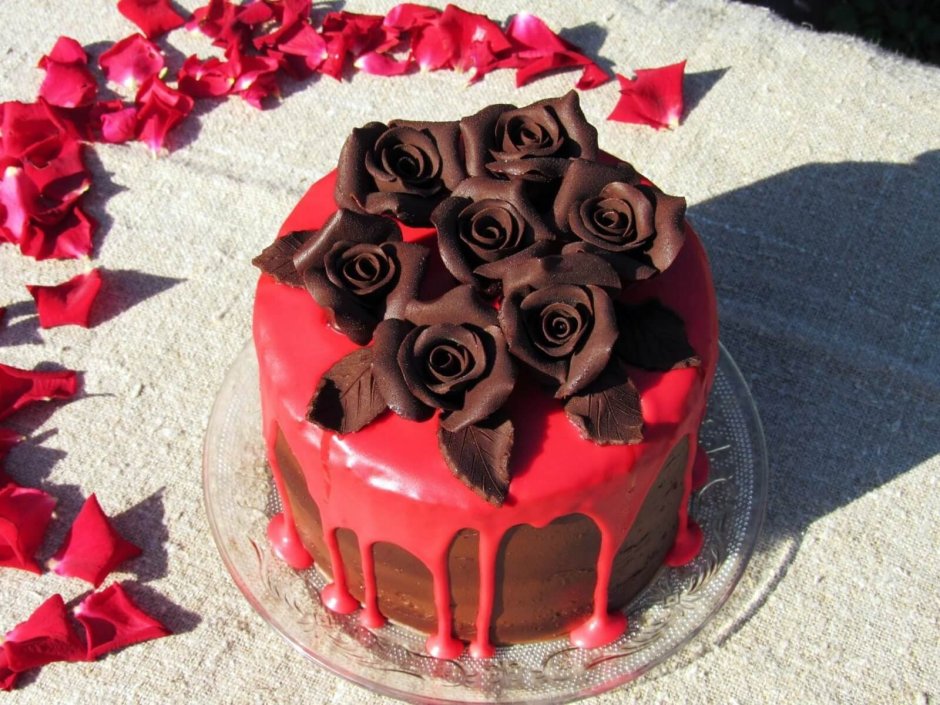 Шоколадный торт с красными розами