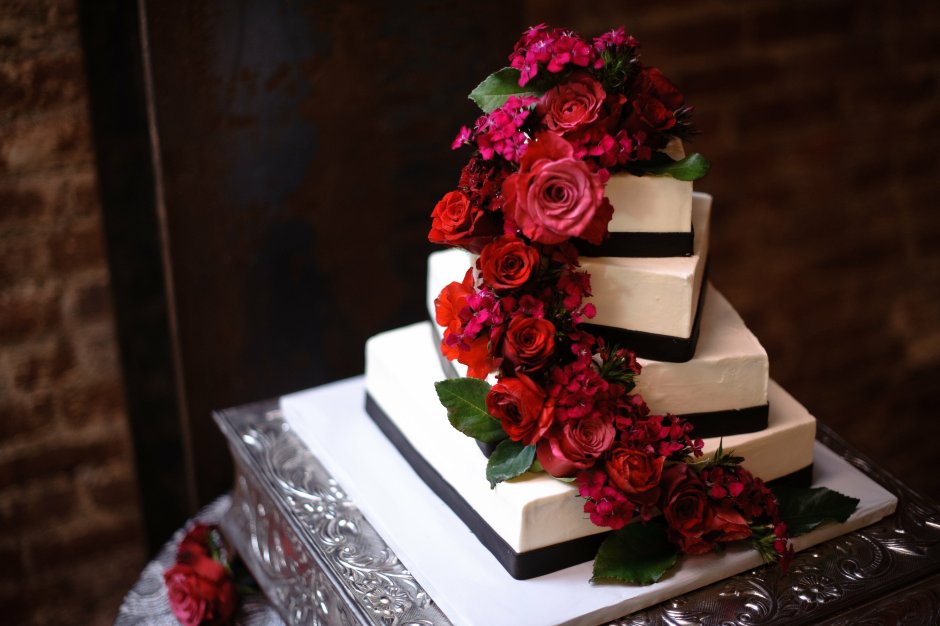 Торт с розами красными прямоугольный