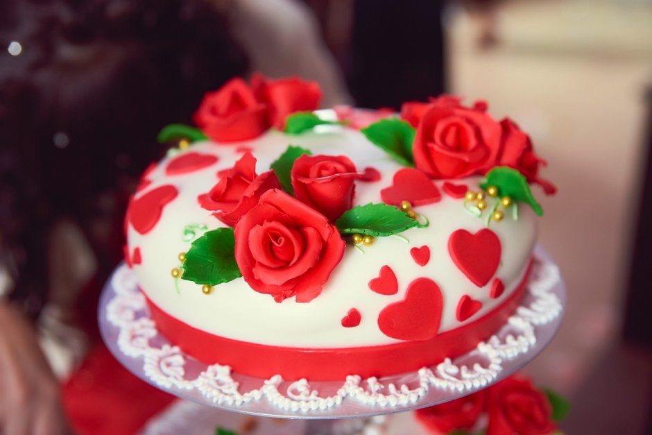 Торт свадебный одноярусный с красными цветами