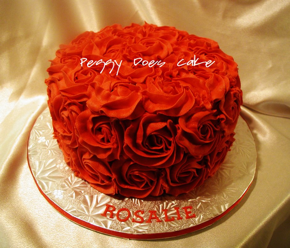 Кремовый торт с красными розами