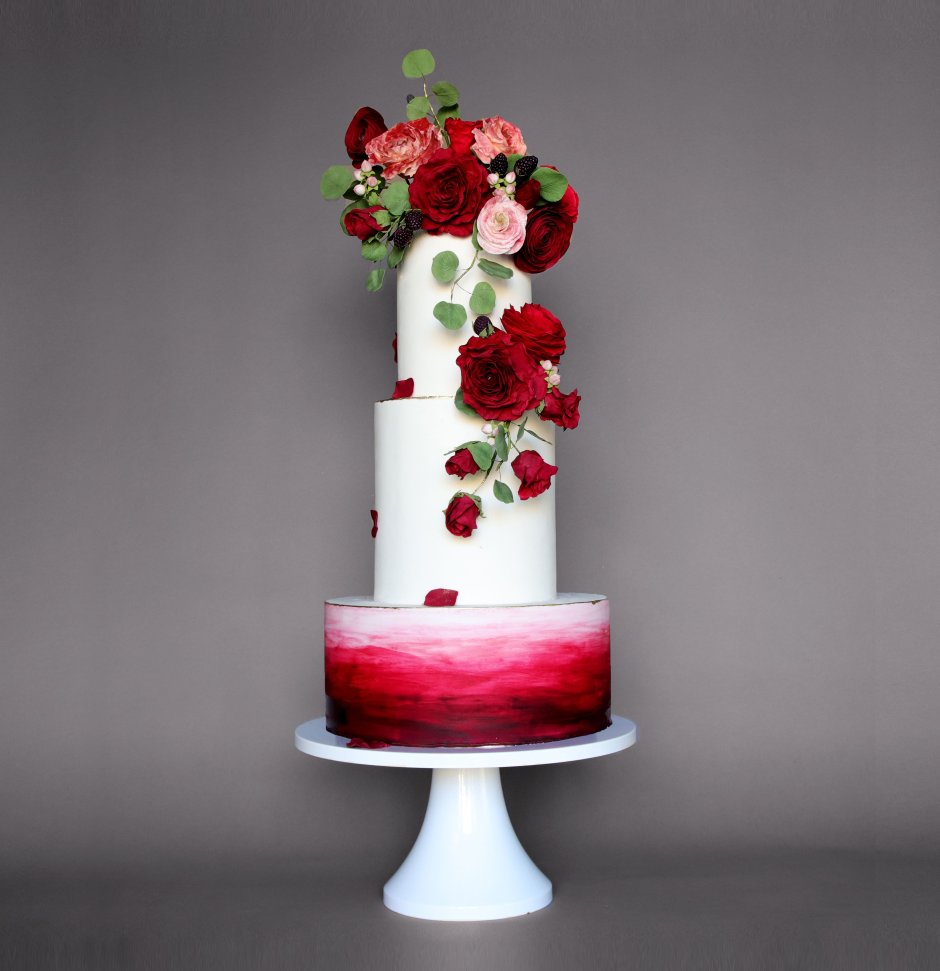 Торт с красным декором с цветами