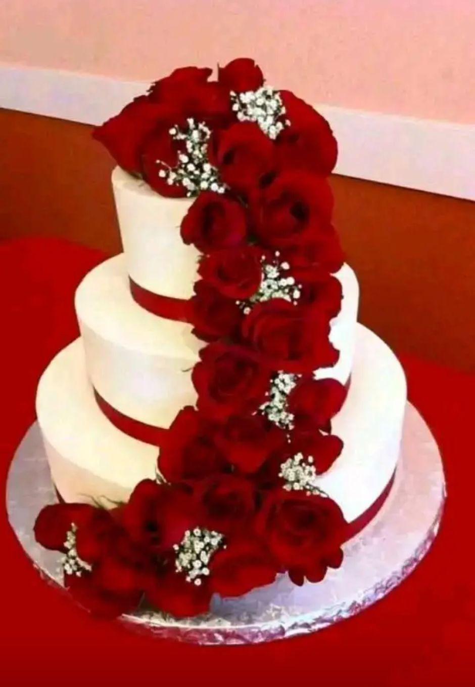 Красный двухэтажный торт