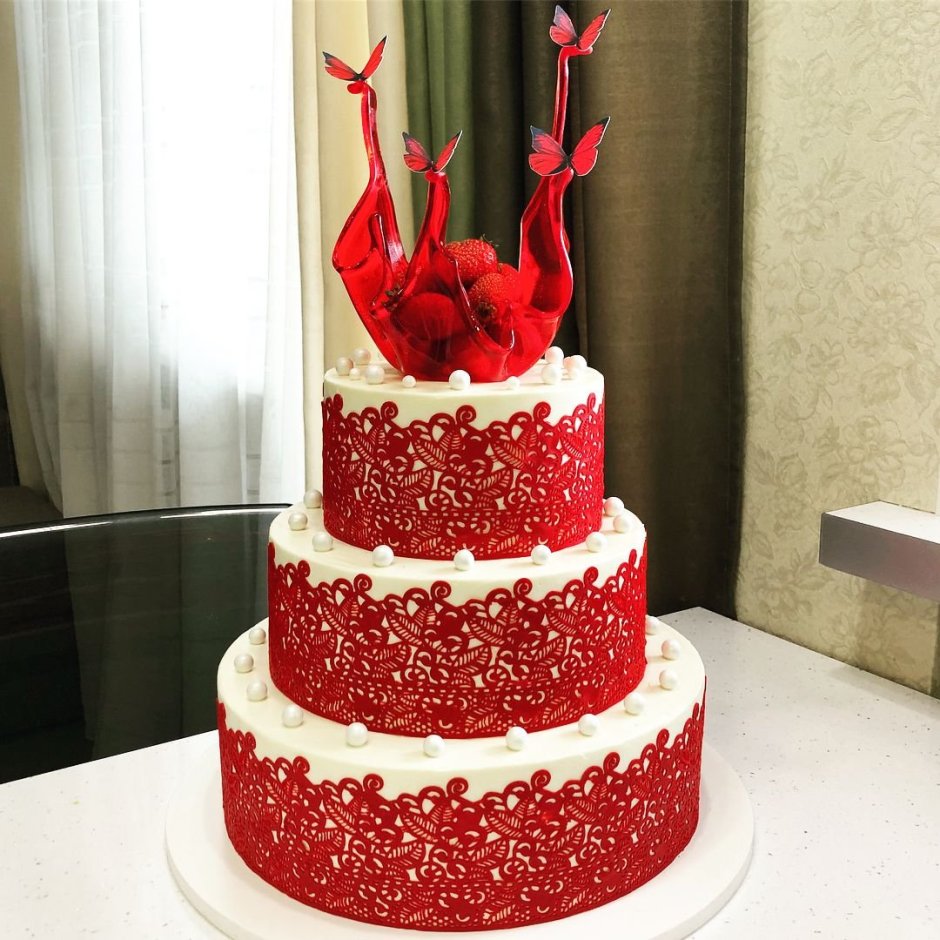 Торт красный с белым и золотым шариками