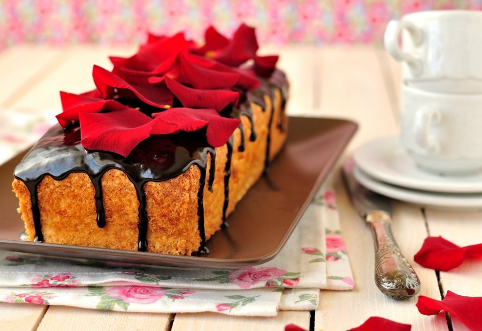 Торт красный бархат с розами