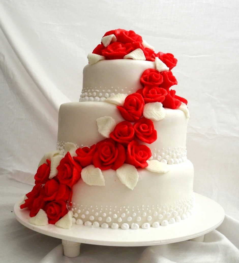 Свадебные торты с красными розами и ягодами