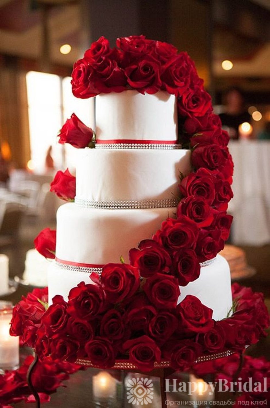 Торт свадебный с клубникой и розами