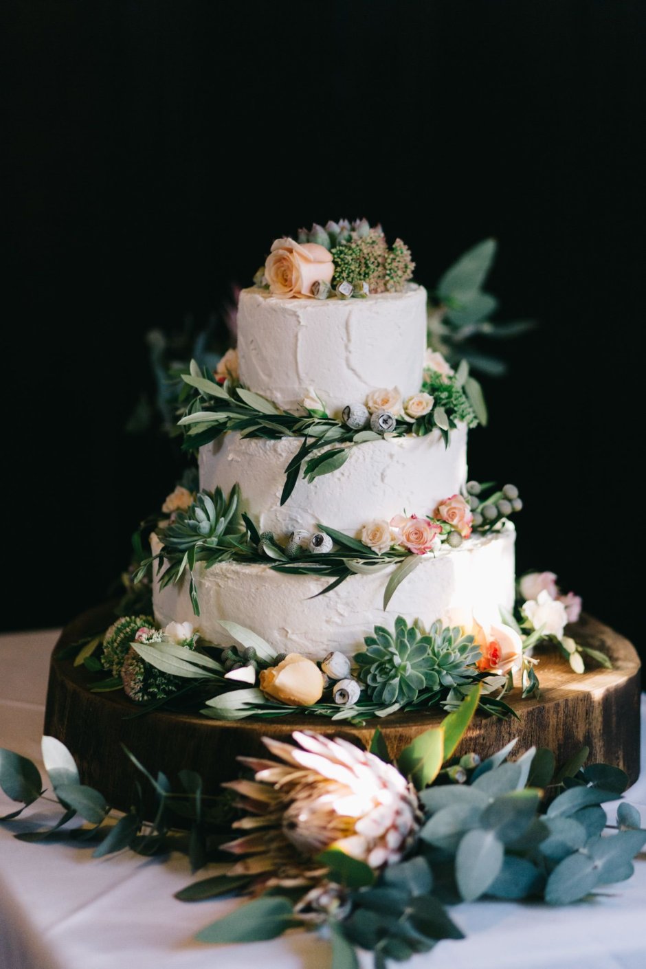 Свадебный торт двухъярусный с зеленью