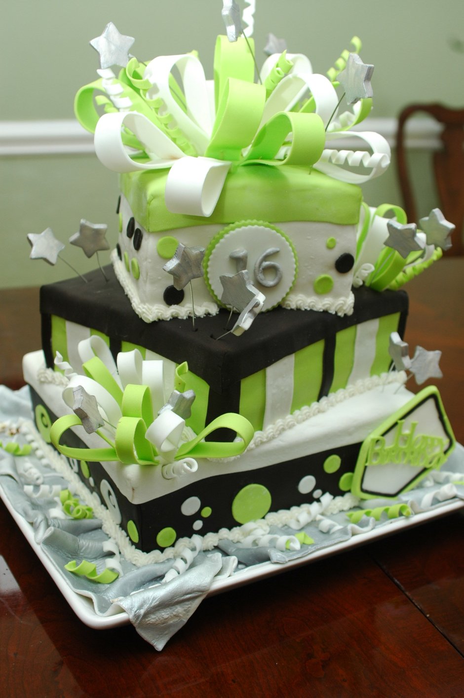 Зелёный торт на день рождения