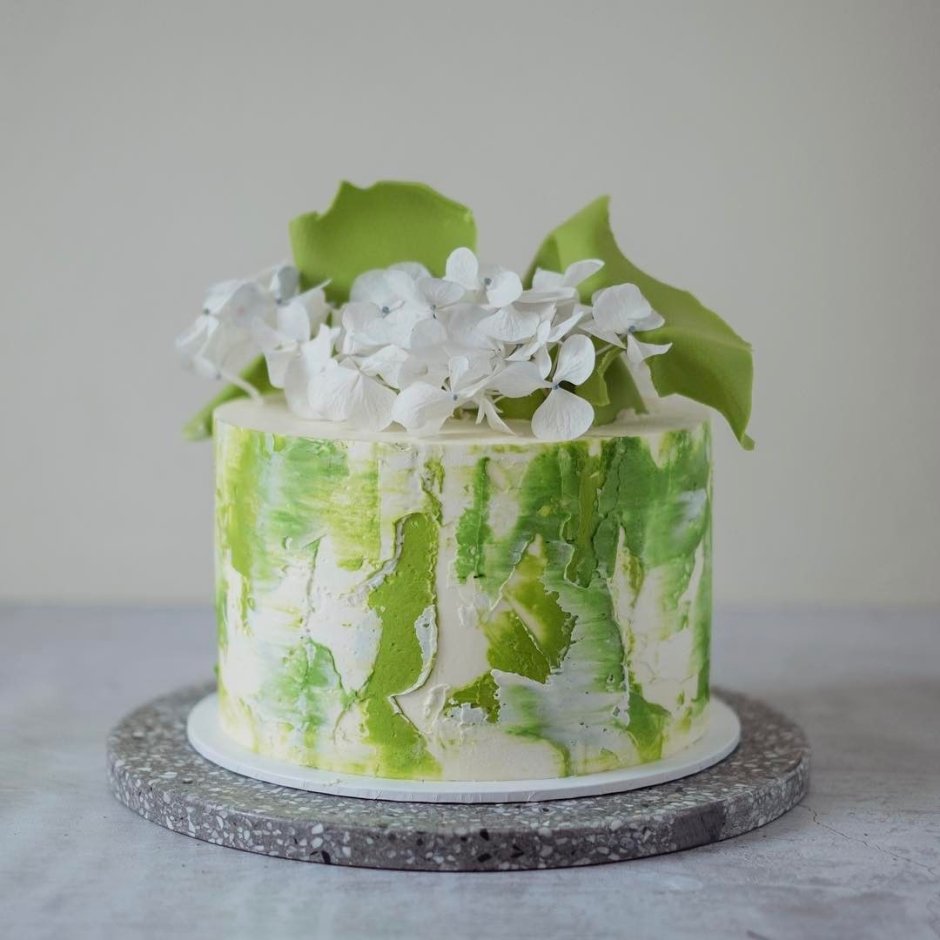 Торт с зелеными листьями