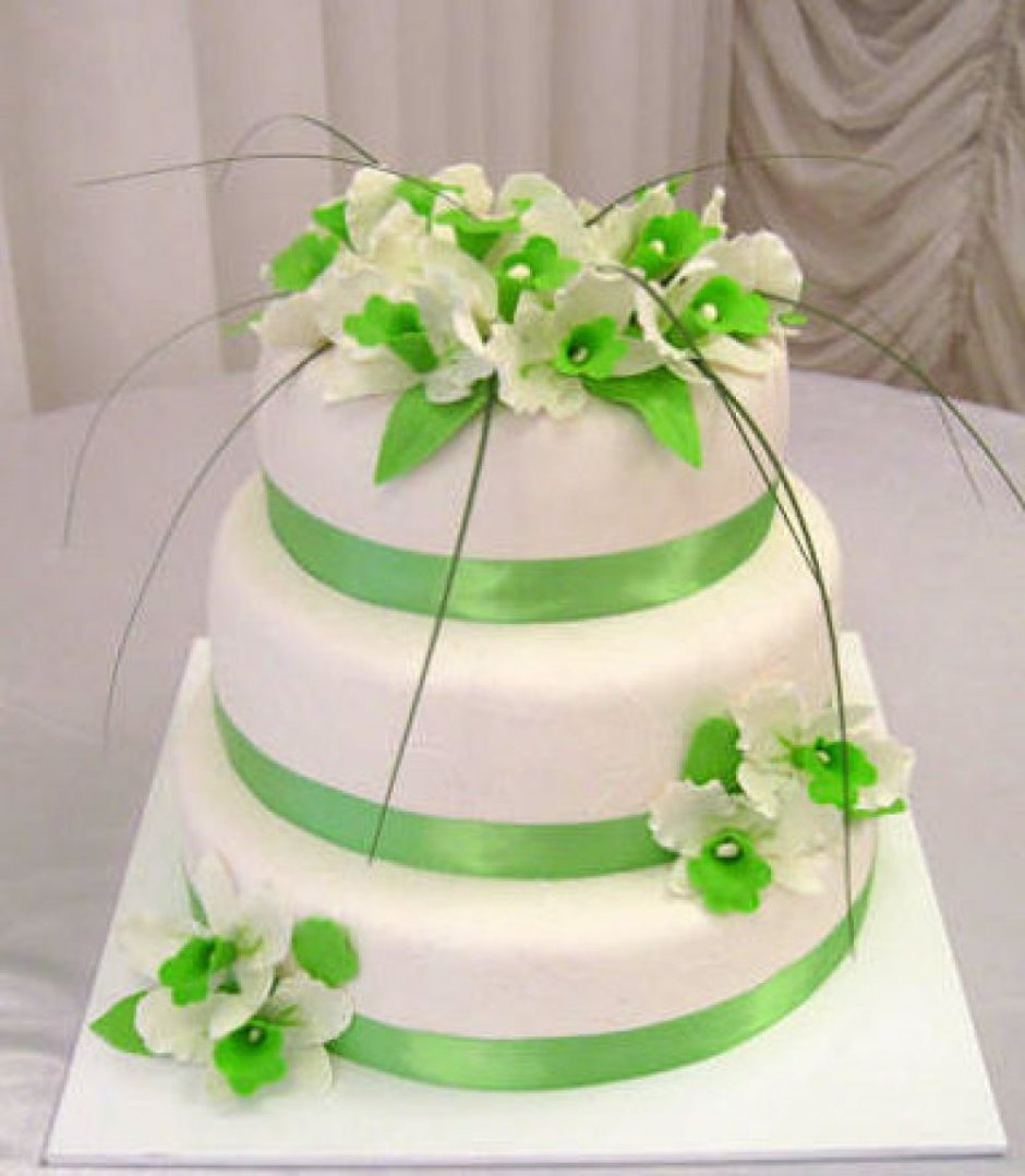 Торт в бело зеленом цвете