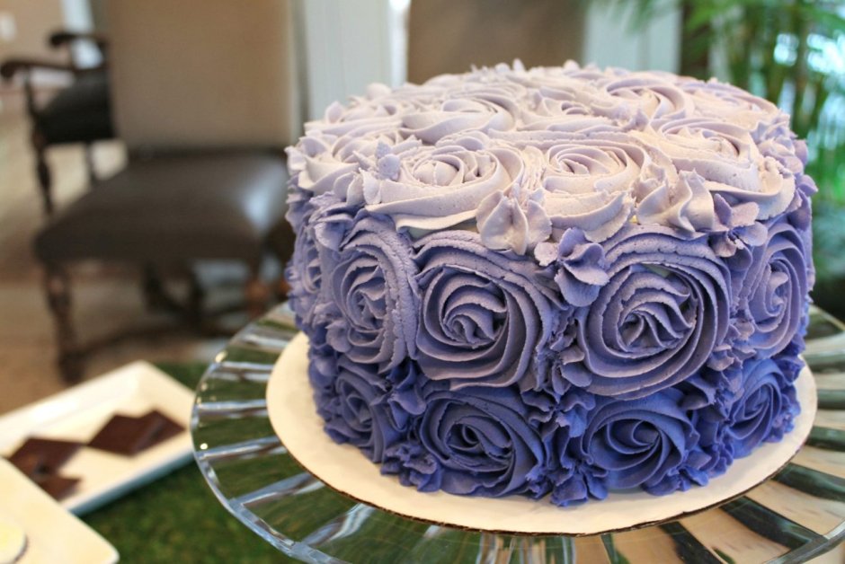 Торт с фиолетовыми розами