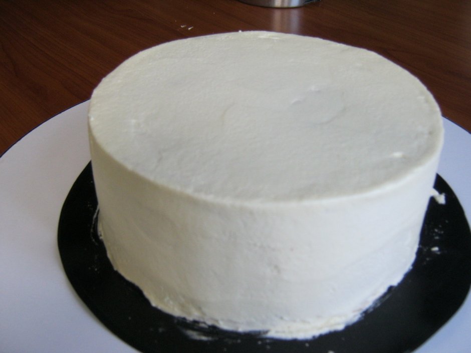 Торт покрытый белым кремом