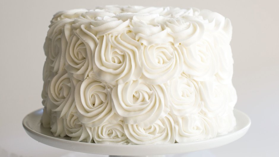Украсить белый торт