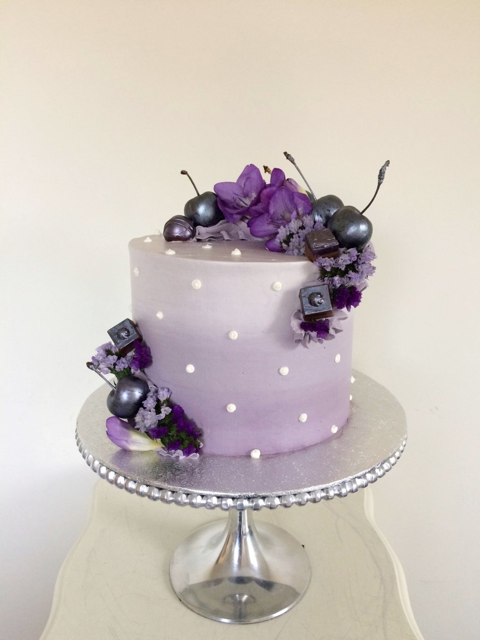Торт в фиолетовом цвете на день рождения