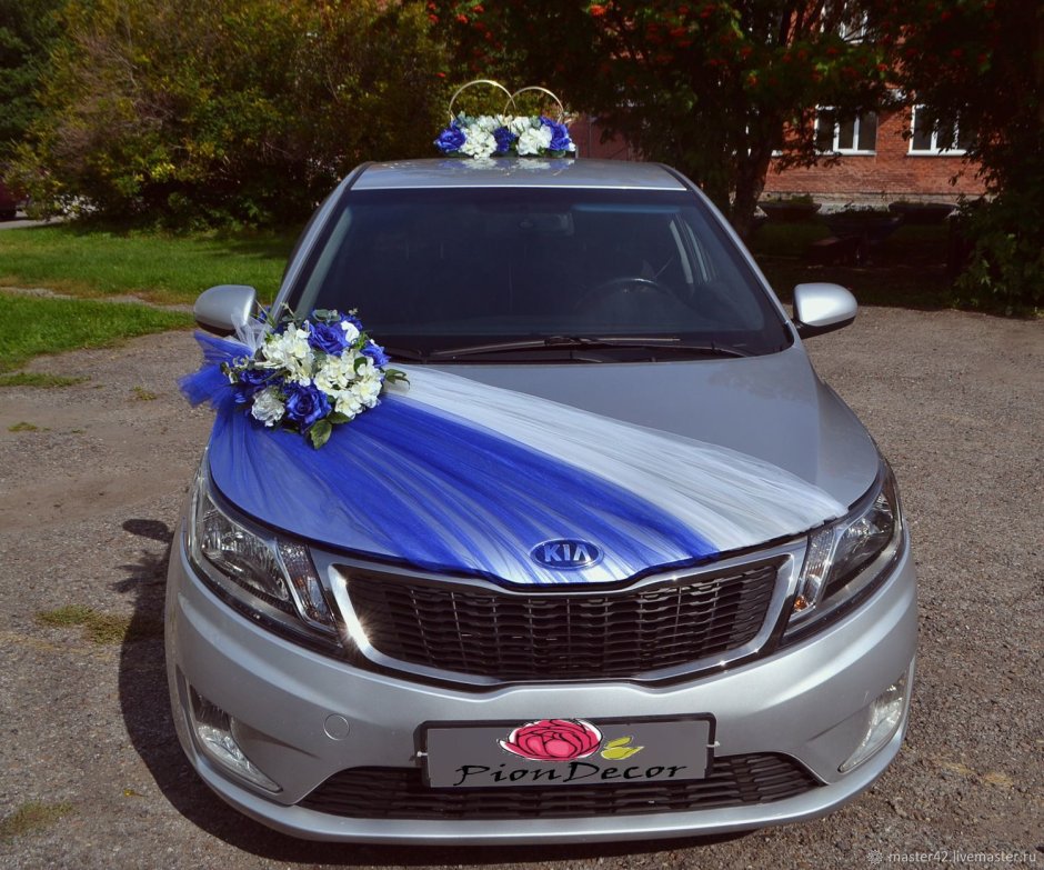 Свадебная машина с голубыми лентами