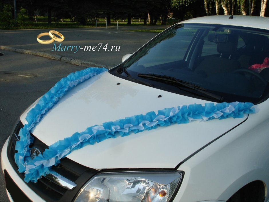 Свадебные украшения на синюю машину
