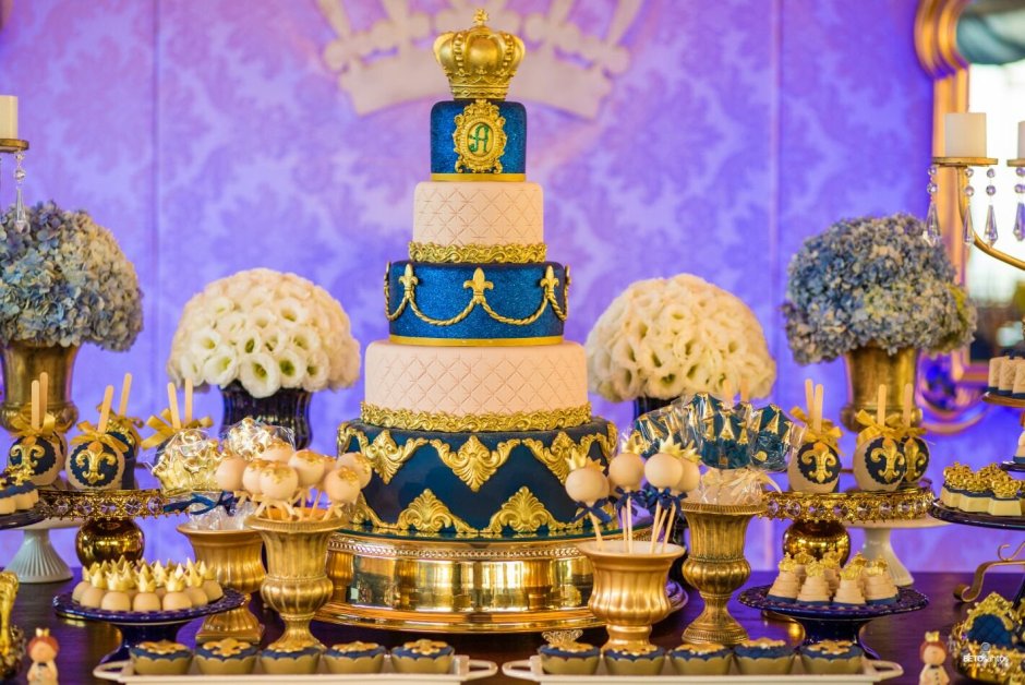 Торт с королевским голубым декором