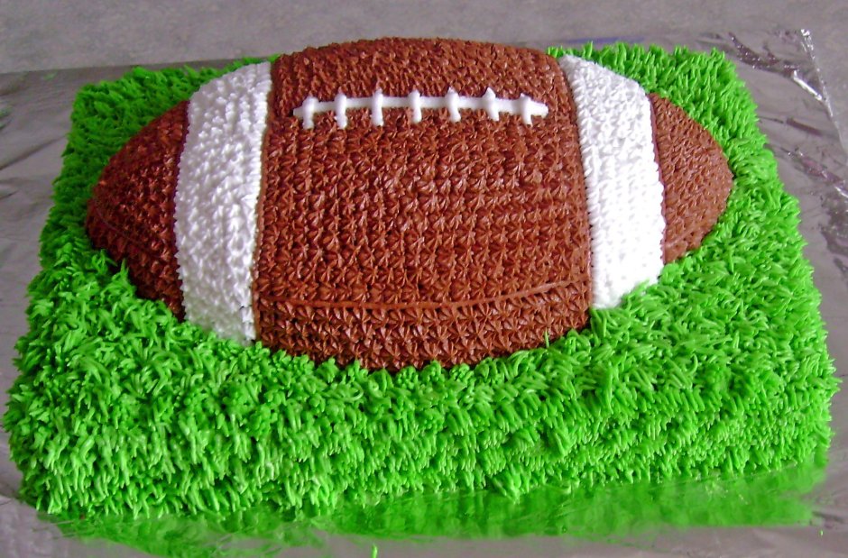 Торт в форме мяча регби