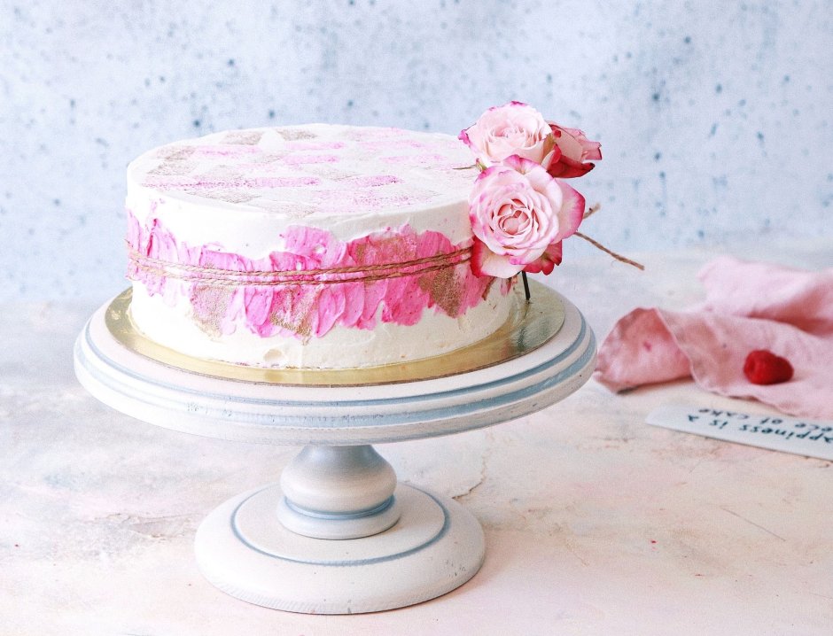 Нежный розовый торт с цветами