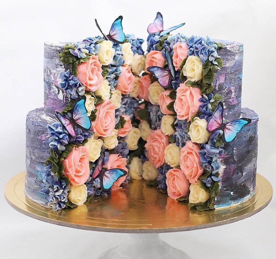 Торт в разрезе с цветами