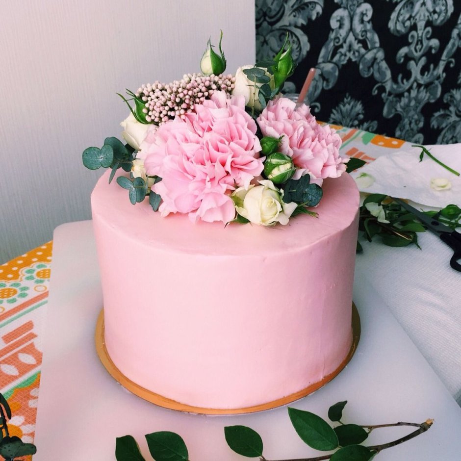 Торт на юбилей с живыми цветами