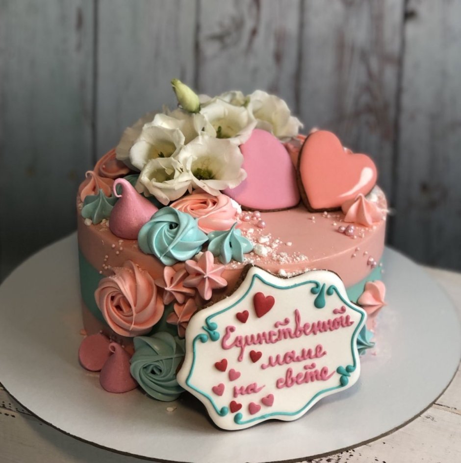 Розовый торт для мамы