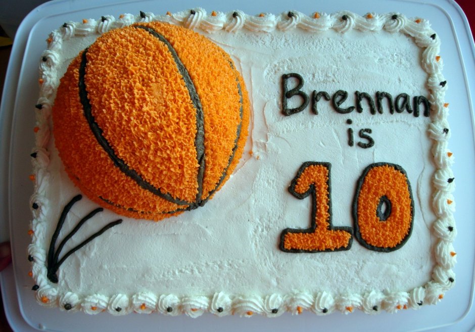 Торт цифра 10 для мальчика с футбольным мячом и баскетбольным