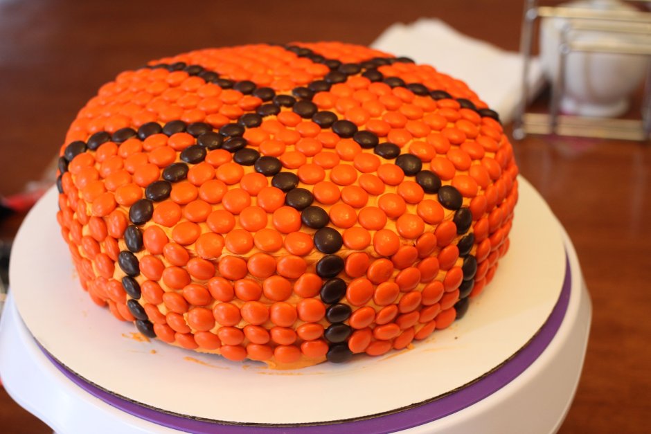 Торт с баскетбольным мячом из сливок