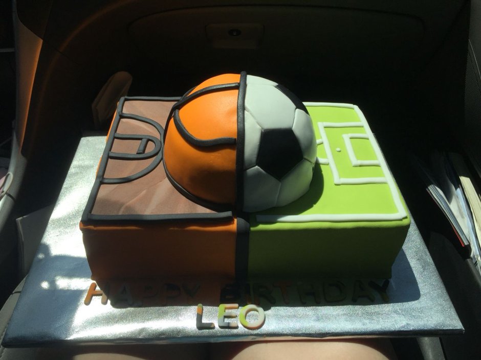 Торт с баскетбольным футбольным волейбольным мячом