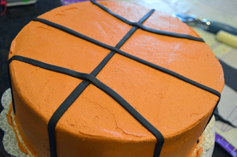 Торт медовик в виде мяча баскетбола