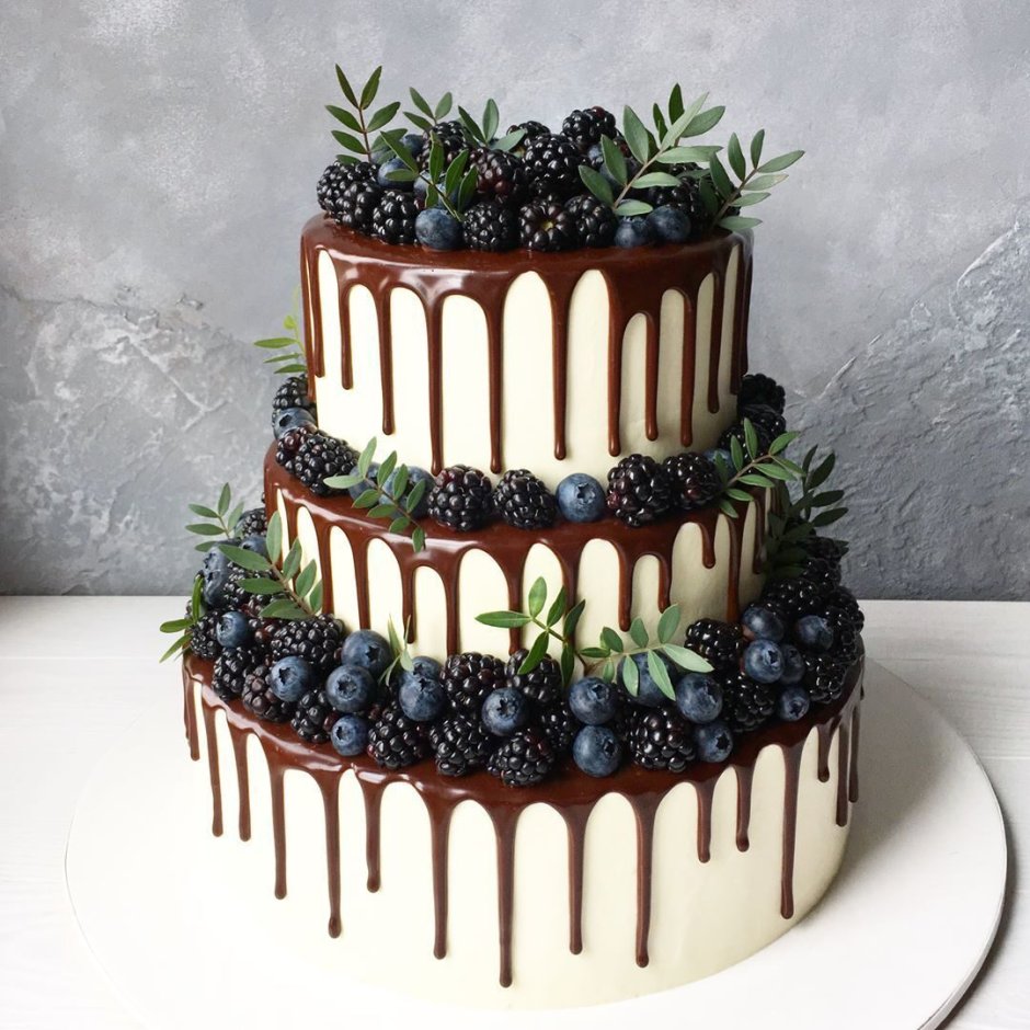 Большой красивый торт на день рождения