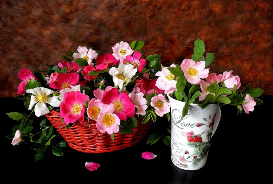 Букеты цветов в вазах и корзинах