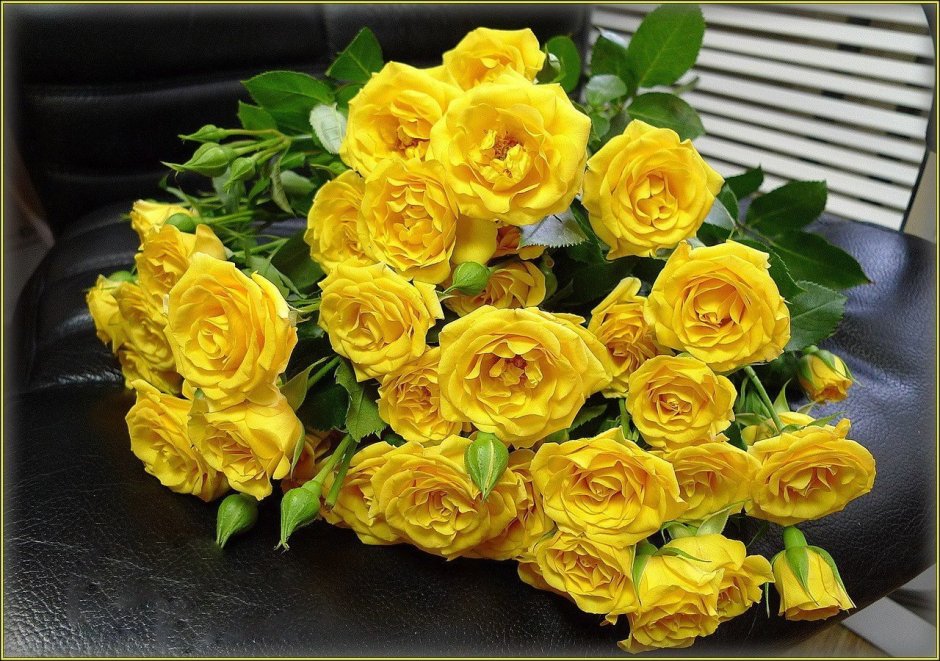 Мерцающие желтые розы