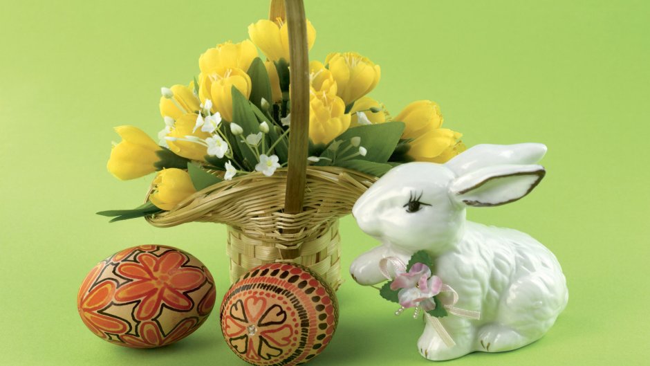 Пасхальный кролик с корзиной цветов