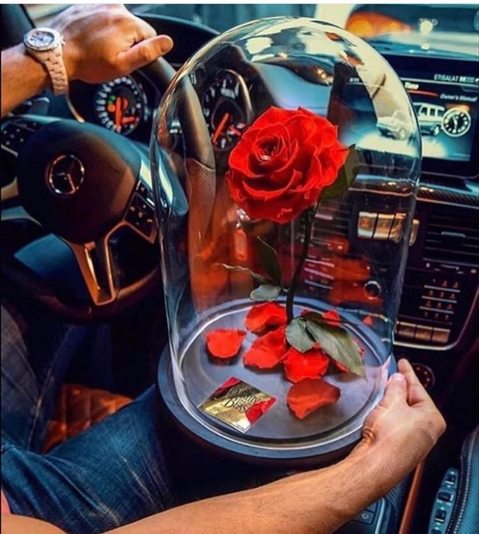 Мужчина с цветами в машине