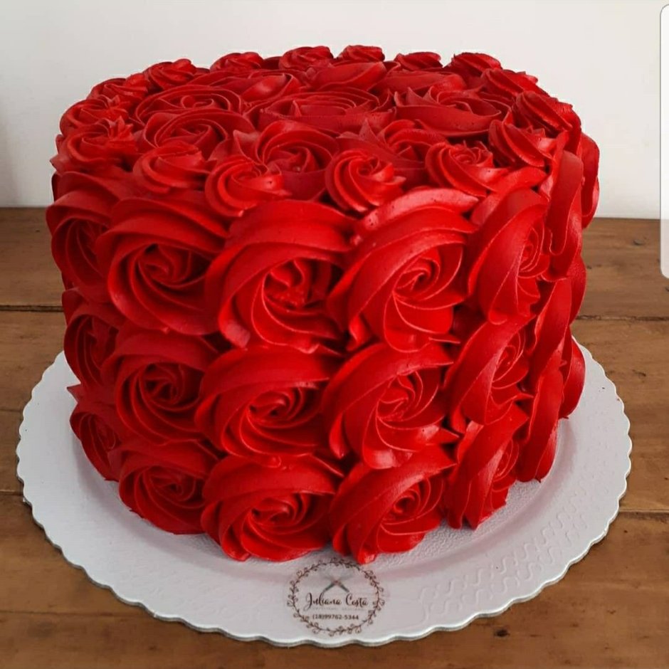 Кремовый торт в красной цветовой гамме