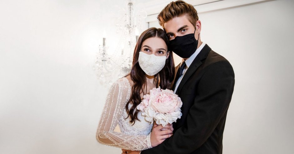 Жених и невеста в масках от коронавируса