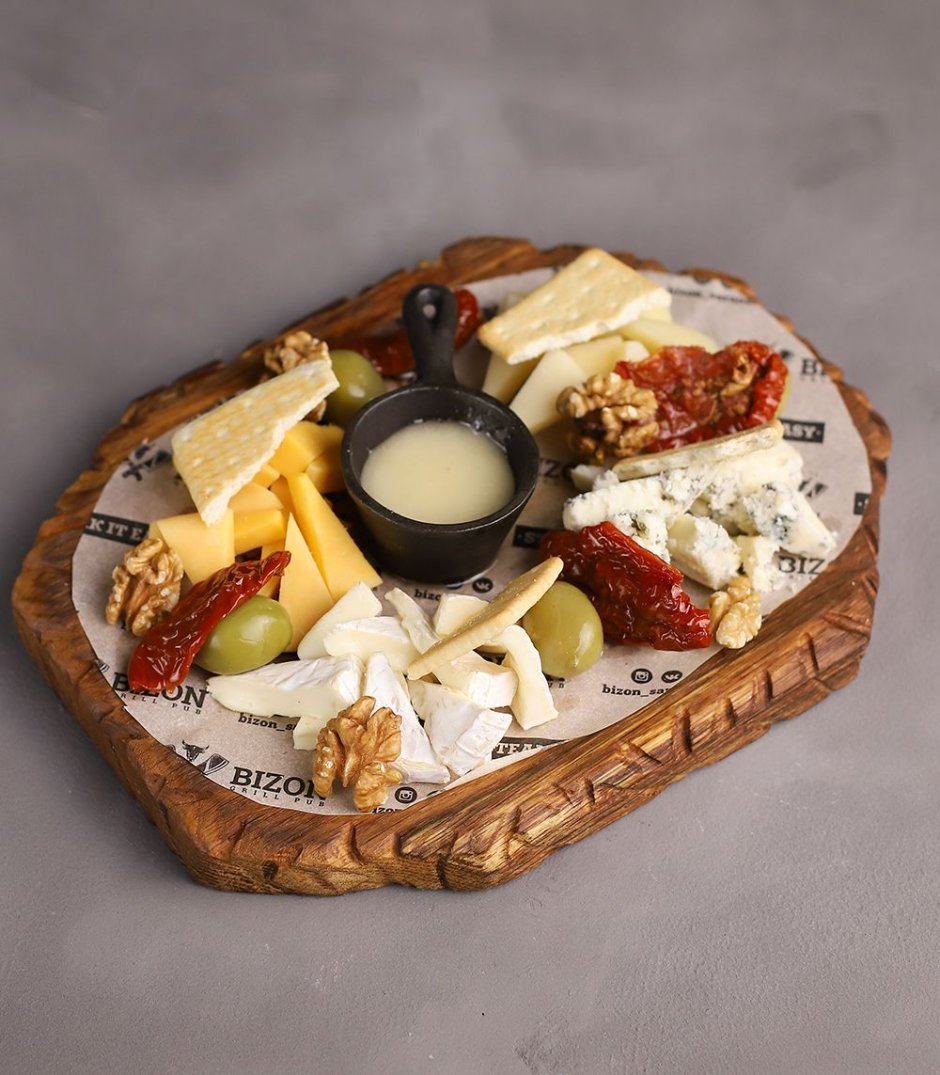 Сырная тарелка на деревянной доске