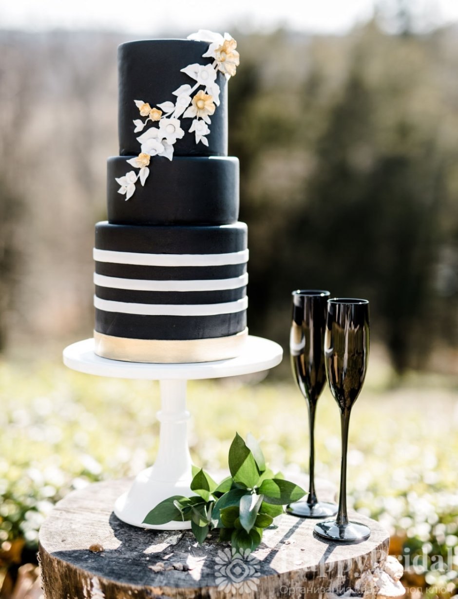 Белый свадебный торт с черным акцентом
