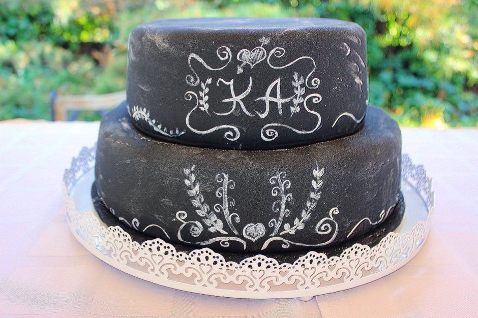 Чёрный торт одноярусный
