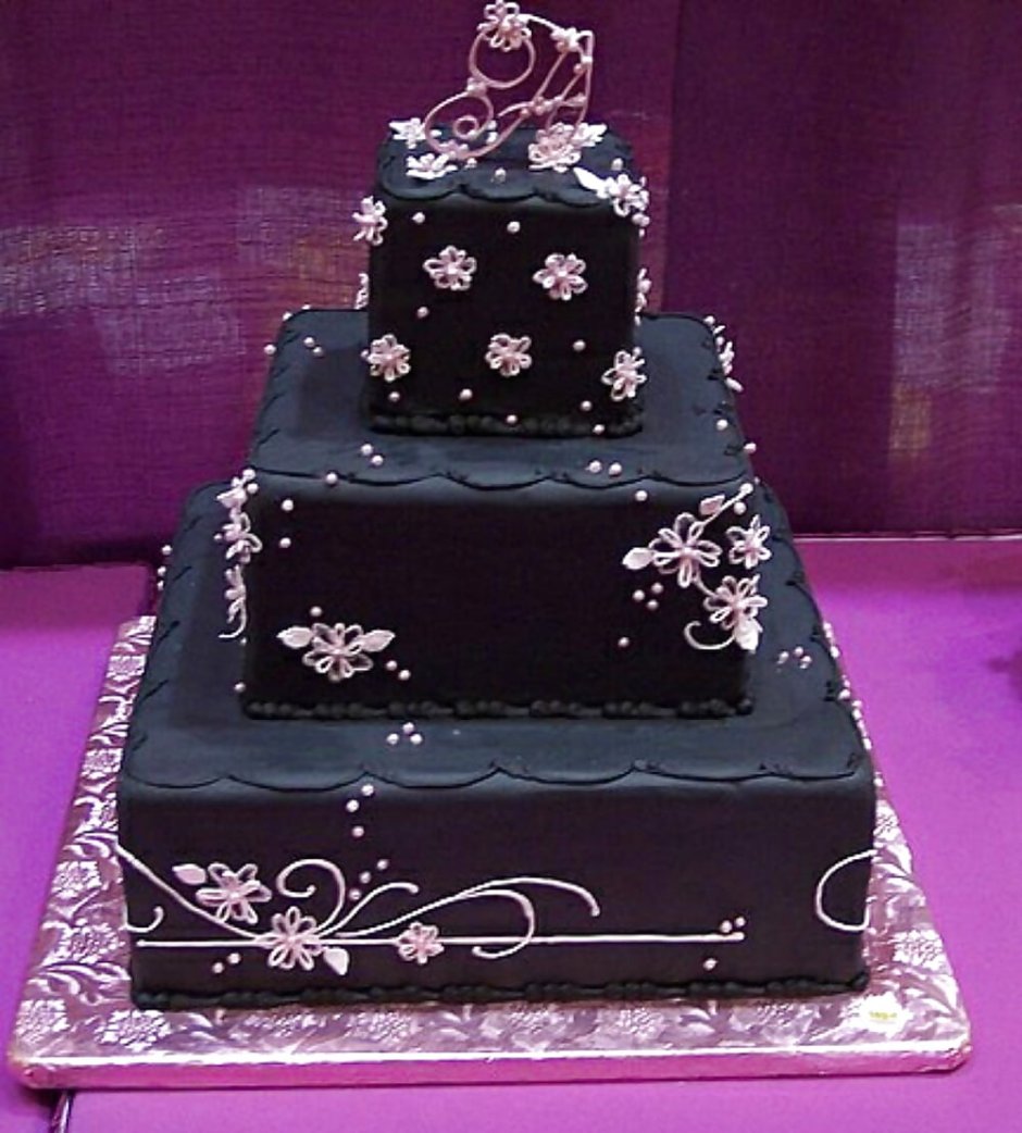Белый торт с черным орнаментом