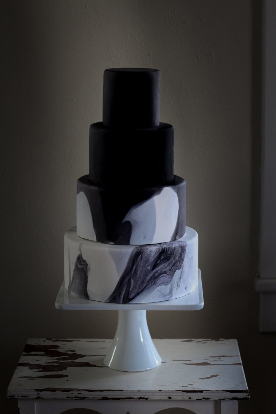 Торт на свадьбу черный большой